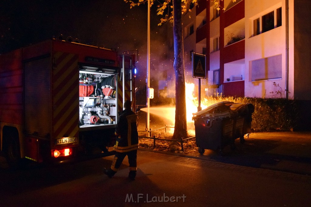 Mehrere Muell Sperrmuellbraende Köln Vingst Ansbacherstr P56.JPG - Miklos Laubert